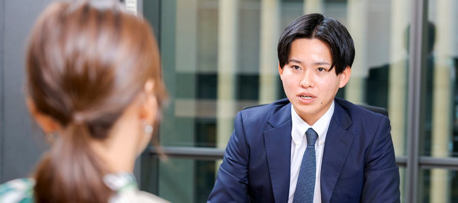 秋山 峻亮 氏