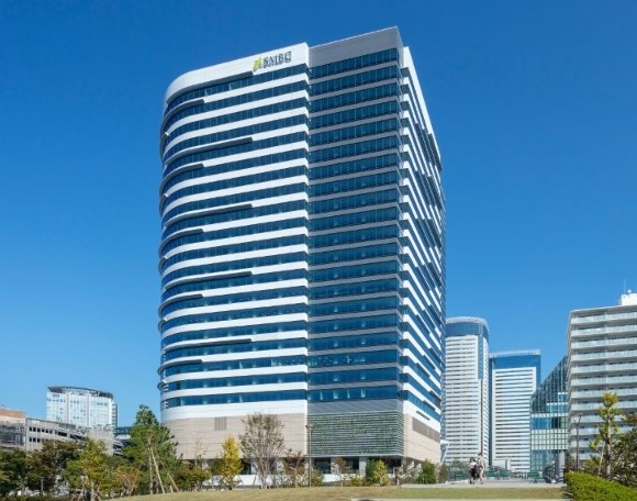 （写真）SMBCコンシューマーファイナンスの本社が入居するSMBC豊洲ビルの外観