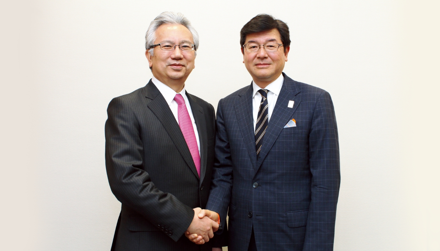 三井住友DSアセットマネジメントが誕生(2019年4月1日) (写真)2019年4月1日、三井住友アセットマネジメントと大和住銀投信投資顧問が合併、三井住友DSアセットマネジメントが誕生。握手する三井住友DSアセットマネジメントの後藤正明副社長(大和住銀投信投資顧問前社長)、三井住友DSアセットマネジメントの松下隆史社長(三井住友アセットマネジメント前社長)