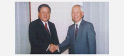 （写真）提携の調印式で握手するプロミスの神内博喜社長と当社の西川善文社長