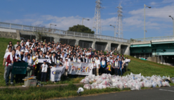 （写真）荒川河川敷で集めたごみを前に撮影した集合写真