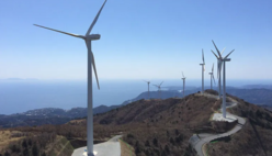 （写真）海原を背に並び立つ静岡県河津町の風力発電設備