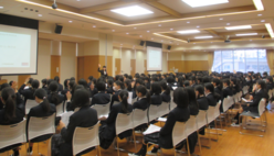 （写真）学校の大ホールで開催された金融経済教育セミナーの模様