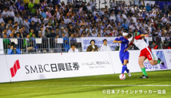 （写真）競り合いながらもドリブルでボールを持ち込むブラインドサッカー日本代表