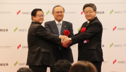(写真)2018年1月4日、SMBC日興証券とSMBCフレンド証券の合併記念式典を開催。式典で握手するSMBC日興証券の清水喜彦社長、三井住友フィナンシャルグループの國部毅社長、SMBC日興証券の團野耕一顧問(SMBCフレンド証券前社長)
