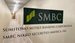(写真)ニューヨークのオフィスの扉には、三井住友銀行とSMBC日興証券の名前が並んで記載されている。