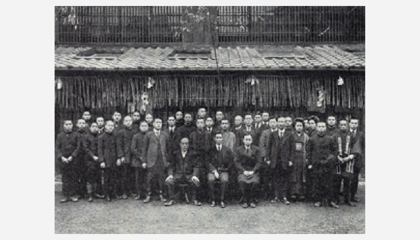 Company headquarters and managers and employees of Kawashimaya Shoten, at the time of founding Company headqurters and managers and employees of Kawashimaya Shoten Co., Ltd., at the time of founding