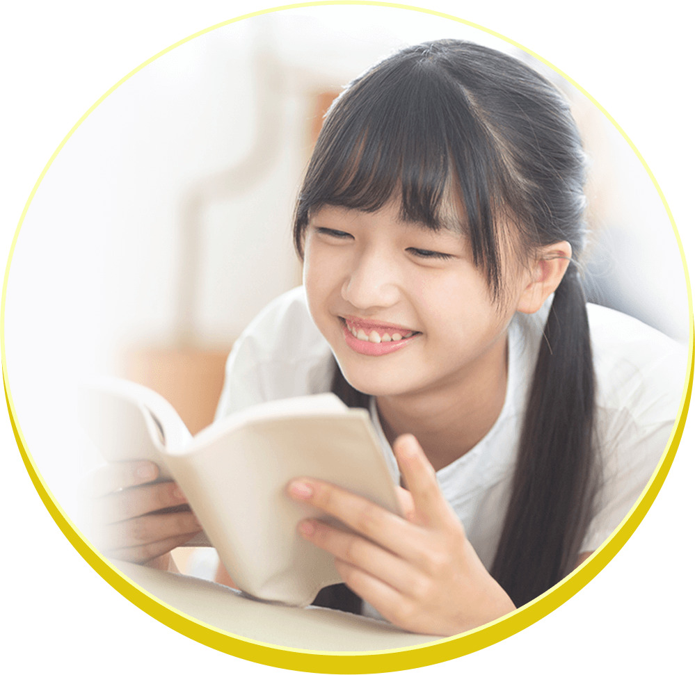 子供が本を読む様子