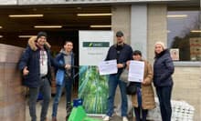 ñt[hoN{݂ɂă{eBA{܂BWe conducted volunteer activities at the local food bank facility.