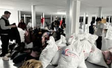 ̓~AɋꂵސlXɃR[g͂Wrap Up LondonɎQ܂BWe participated in Wrap Up London, delivering coats to those who struggle to keep warm this winter.