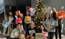n̒ĉƘAgAnɋꂵގq̂߂̂̊tɎQ܂BWe collaborated with a local organization and participated in a Toy Appeal activity for children experiencing poverty.