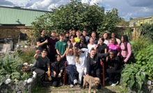 h̋뉀ێǗgłIndustrial Placement Programme{܂B The Industrial Placement Programme cohort come together to maintain a community garden in east London.