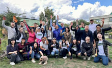 n̎qǂ̂߂ɋ뉀̎s܂B The CIB office came together to support an East London Harvest Garden.