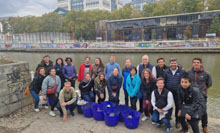 �u���b�Z���̉^�͂Ɖ��ݕ��̃S�~�E�����s���܂����BWe conducted a litter cleanup of Brussels' canals and waterfront areas." width="440