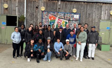 ���n�̔_��ł���Stepney City Farm �ɂă{�����e�B�A���������{���܂����BWe carried out volunteer activities at Stepney City Farm." width="440