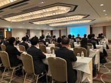 �������?��ƃz�[���f�B���O�X�l�����������A�Ј��G���Q�[�W�����g����ɂ��l�ޕs���������e�[�}�ɂ����C�x���g���J�Â��܂����B