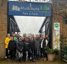 ���n�̓s�s�^�_�� Mudchute Farm �ɂāA�Βn�ۑS�{�����e�B�A���s���܂����BVolunteering for urban green space conservation at Mudchute Farm