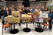 ���n�̃z�[�����X�x���c�̂ɑ΂��A�����p�i�E�H�i�̊񑡂�L������������s���܂����BDonating daily essentials and food and joining a carol fundraiser for a local homelessness charity