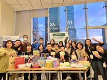 ���n�̎Љ���c�̂ƘA�g���āA�q�ǂ������փN���X�}�X�v���[���g��͂��܂����BDelivering Christmas gifts to children