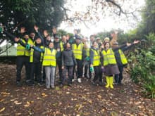 ���n�̌��������ł���Ravenscourt Park�ɂāA���ۑS�{�����e�B�A�����{���܂����BWe carried out an environmental conservation volunteer activity at Ravenscourt Park.