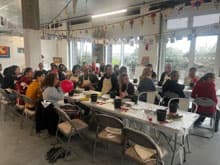 ���n�R�~���j�e�B�c�̂ɂ����āA�~�G�p���[�h�ŗ��p�����O�b�Y�쐬�̃{�����e�B�A���s���܂����BWe volunteered with a local community organization to create items for their winter parade.