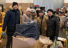 ���n�̃t�[�h�o���N�ƘA�g���A�H���z�z�{�����e�B�A���s���܂����BWe partnered with a local food bank to support food distribution efforts.