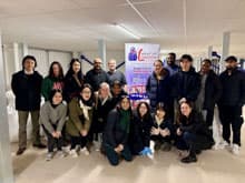 ���n�̎��P�c�̂ƘA�g���A�~�p�ߗނ̊�t�x���Ƃ��Ďd�����E����{�����e�B�A���s���܂����BWe volunteered to sort and pack donated winter clothing for local charities.