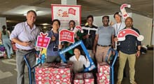b܂Ȃqǂ̂߂Santa ShoeboxɎQ܂BWe participated in the Santa Shoebox initiative for underprivileged children.