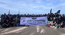 Bangsaen BeachŃr[`N[AbvCxgJÂ܂BWe held a beach clean-up event at Bangsaen Beach.