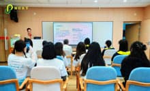 FmǊҌn{V{݂ɂă{eBA{AƂɂFmǃT|[^[Cu܂BWe conducted volunteer activities at a Japanese elderly care facility for dementia patients and attended a dementia supporter training conducted by experts.