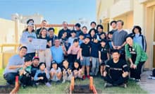 n̓{lwZ̐kƈꏏɉԂ؂A銈{܂BWe conducted an activity to plant flowers and vegetables together with students from the local Japanese school.