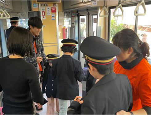 駅長さんの制服と帽子を着用して記念撮影